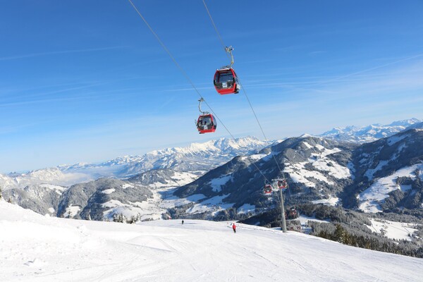 Schatzbergbahn mit Talblick Winter 2019 tief versc