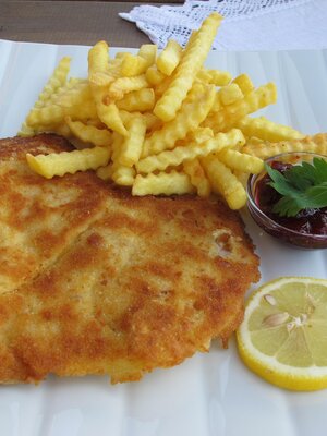 Wiener SChnitzel mit Pommes Loyastubn Oberau FG T.