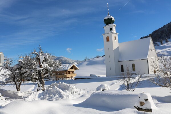 Kirche in Thierbach  mit Bauernhaus Winter Wildsch